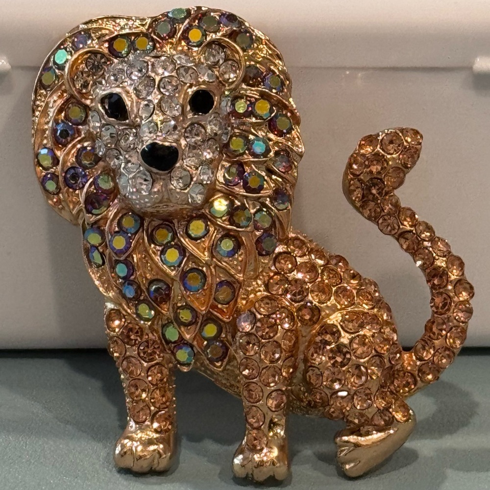 Sparkling Lion with Iridescent Crystal BROOCH NWOT